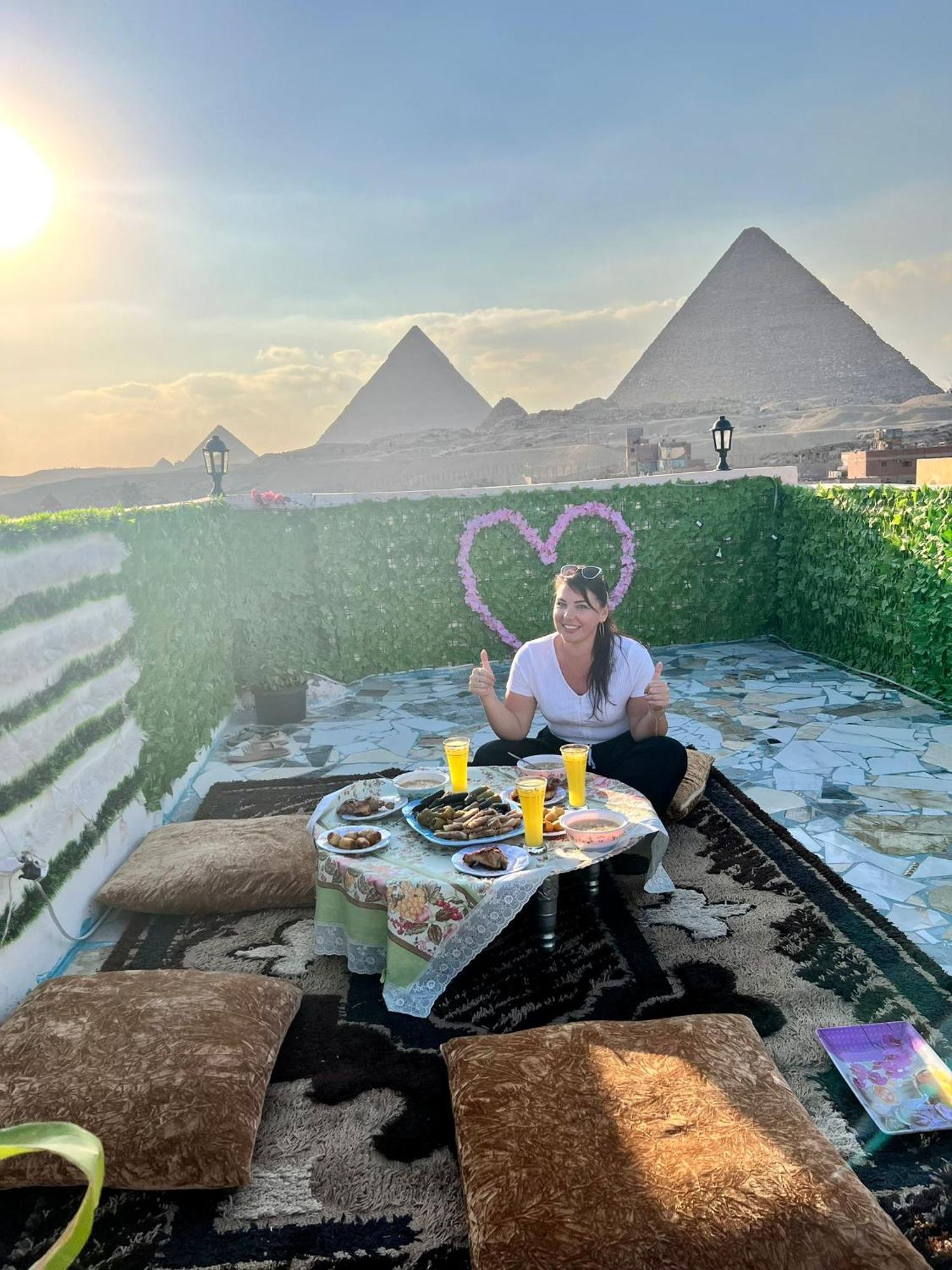 Pyramids Show Hotel Kafret el-Gabal Esterno foto