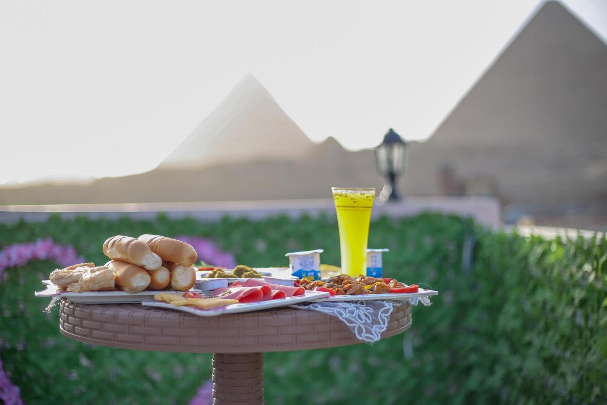 Pyramids Show Hotel Kafret el-Gabal Esterno foto