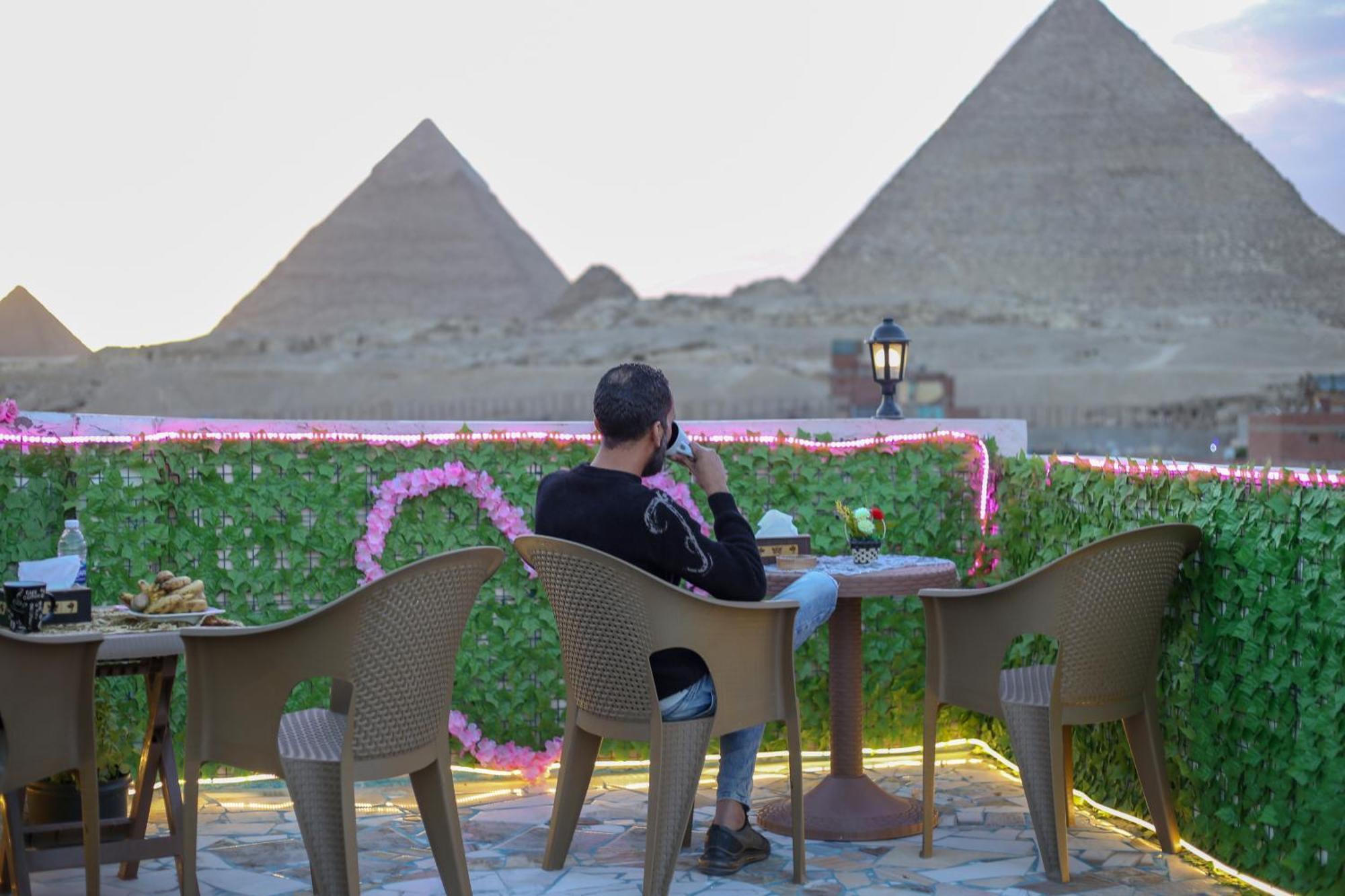 Pyramids Show Hotel Kafret el-Gabal Esterno foto