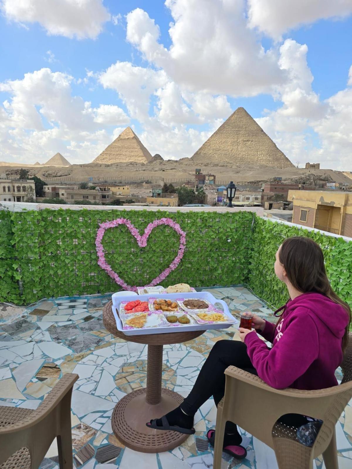 Pyramids Show Hotel Kafret el-Gabal Esterno foto