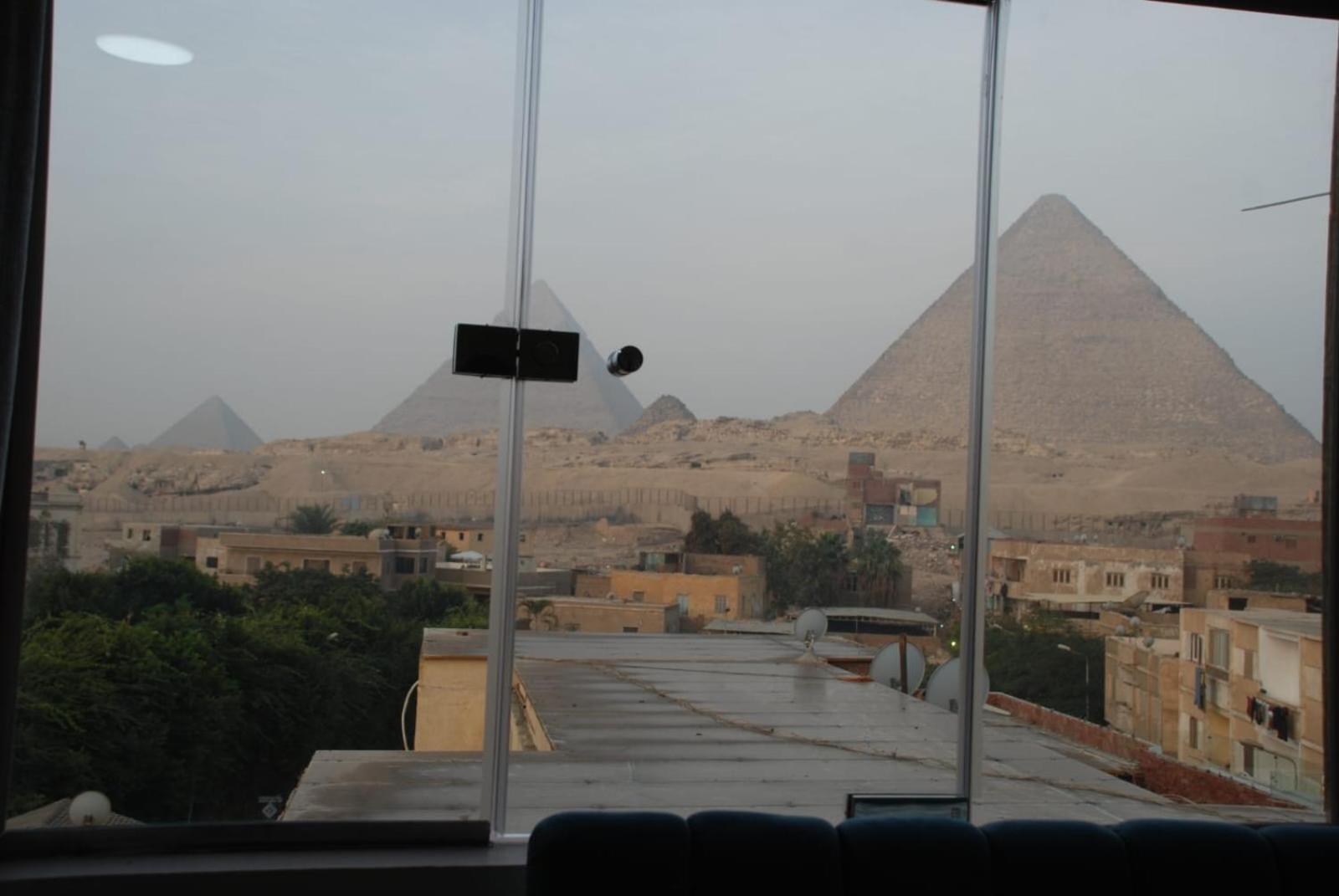 Pyramids Show Hotel Kafret el-Gabal Esterno foto