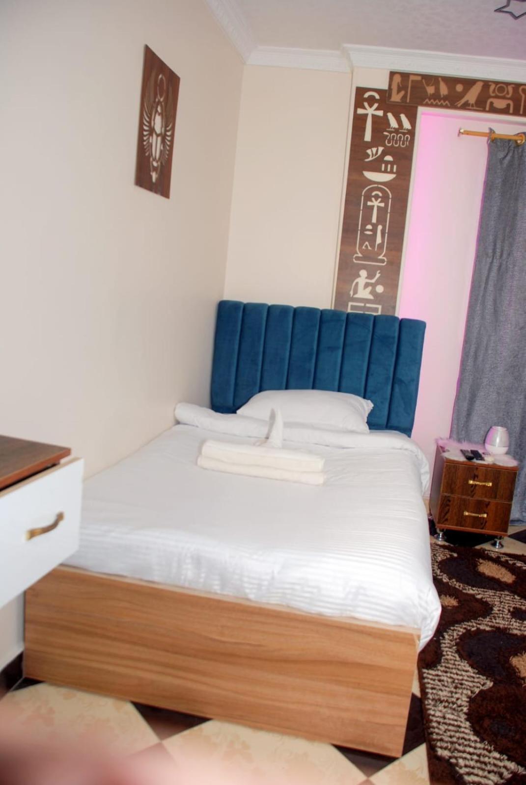 Pyramids Show Hotel Kafret el-Gabal Esterno foto