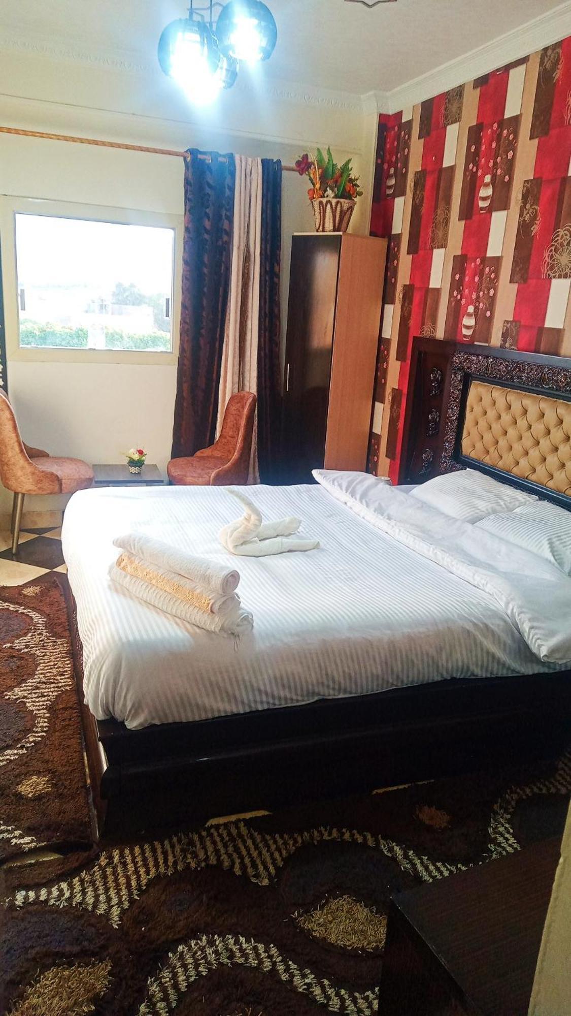 Pyramids Show Hotel Kafret el-Gabal Esterno foto
